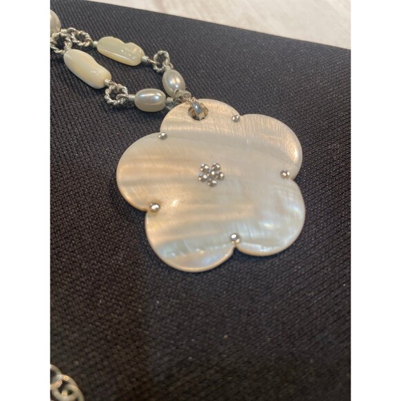 Avon Mother of Pearl Flower Abalone Shell Bead Necklace 16" - Picture 3 of 8